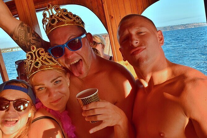 Sunset Tour Mallorca: Sunset boat trip with music & good atmosphere - Food and drinks: what you get with pizza, water, and bar service