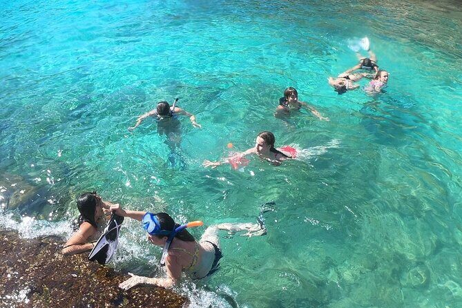 Tour Beach Portal Vells, Cave Portal Vells. - Guides and safety: Jaimie, Lucas, and Theo set the tone