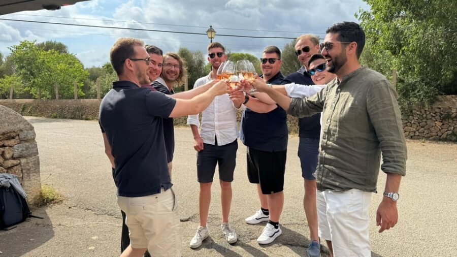 Weinsonntag auf Mallorca - Your timeline from welcome white to final red (19:30–22:30)